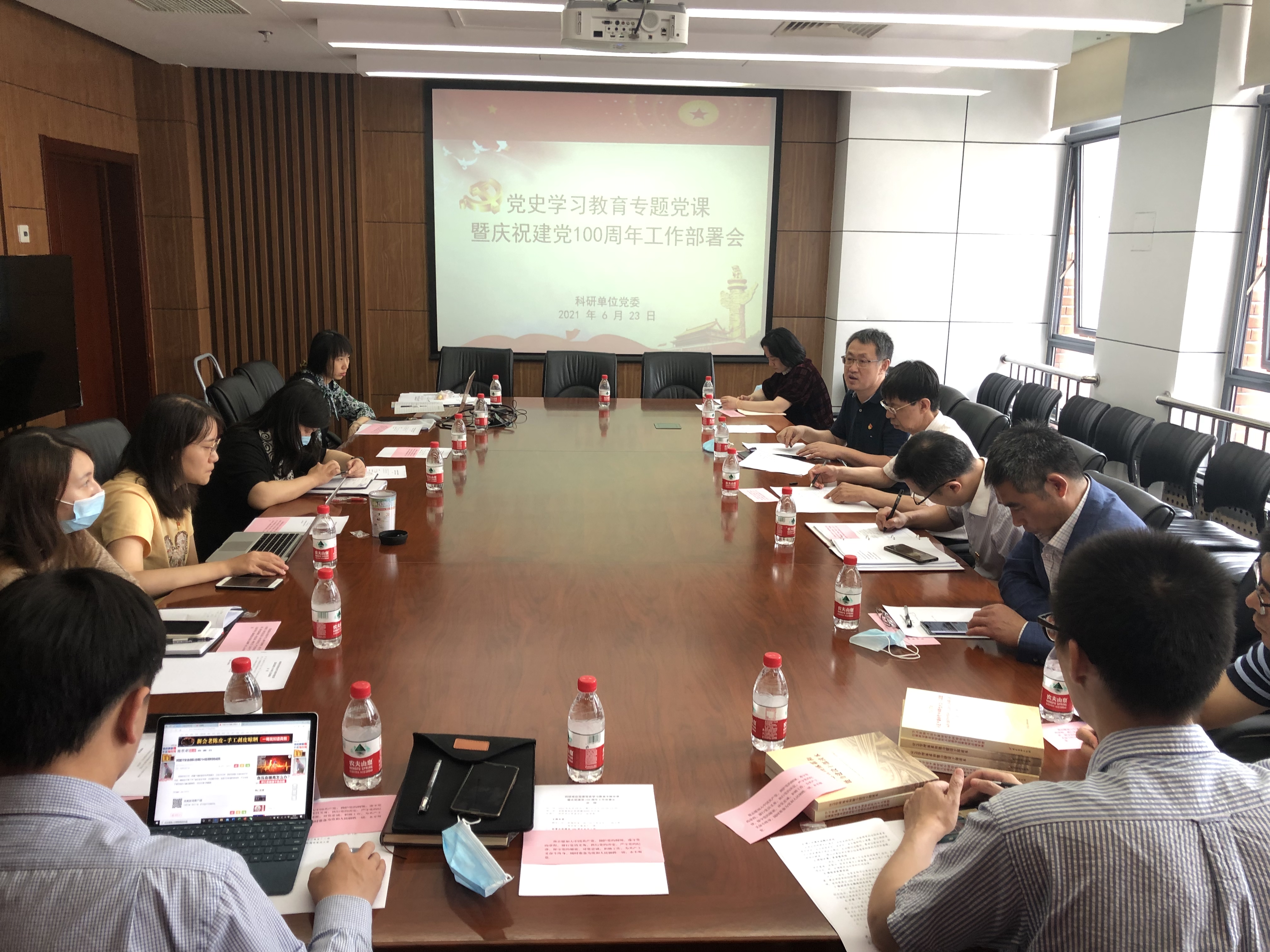 (科研单位党委副书记,纪委书记顾元讲授专题党课)