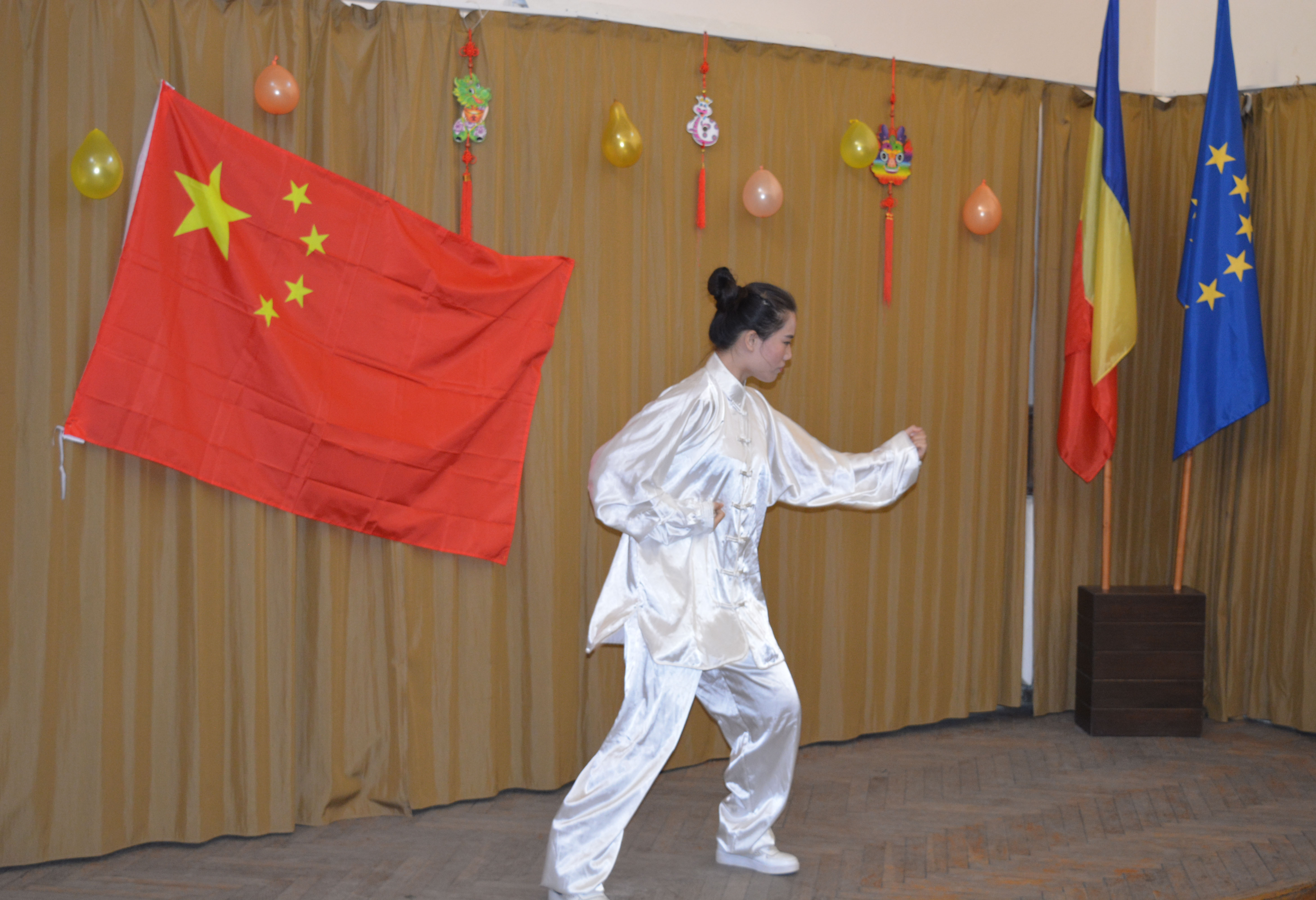 (马红娜老师表演《玄武拳》)演出间隙,志愿者教师现场教外校学生如何