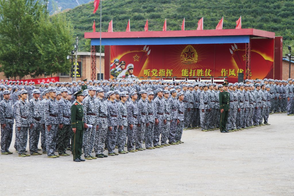 班,分乘37辆大巴车从军都山下开拔,奔赴军训团驻地—八达岭军训基地