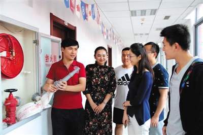 9月26日，中国政法大学研究生浦天龙（左一）讲解消防知识。 受访者供图