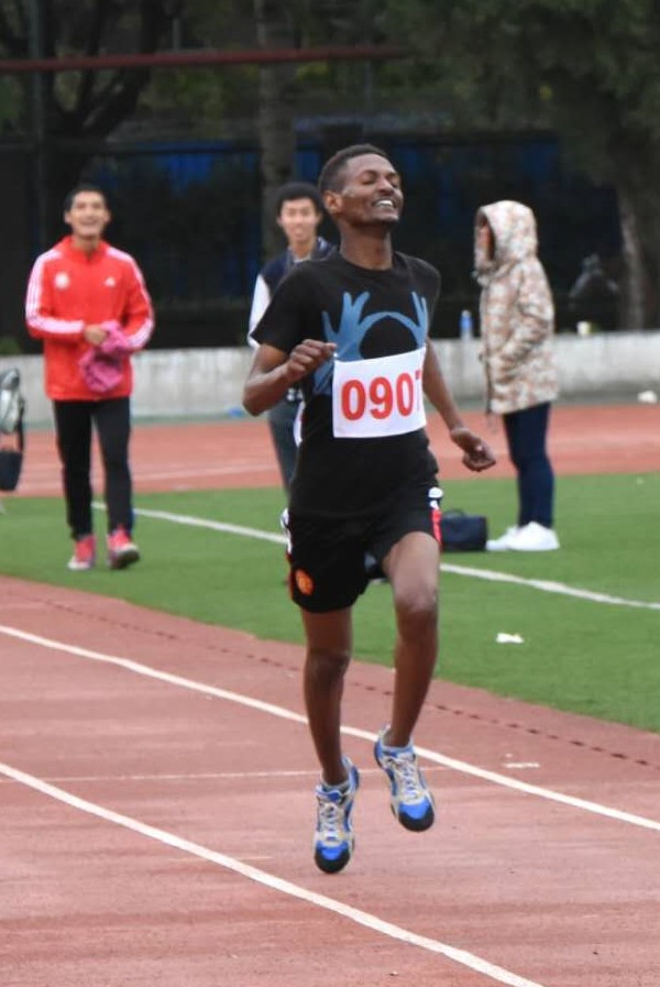 肯尼亚留学生雷特获得乙组1500米冠军