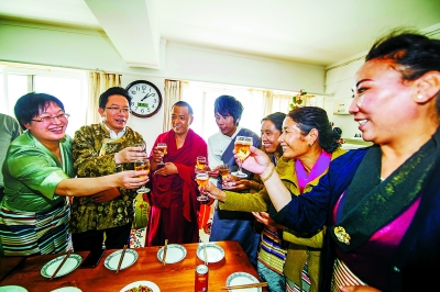 马新明和孙伶伶夫妇经常举办家宴,邀请各族干部、朋友和结对的藏族亲戚来家中做客。大家一起包包饺子,唠唠家常,共同欢歌,其乐融融。