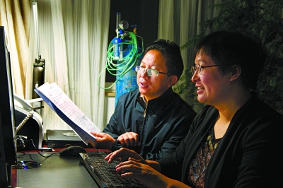 马新明的工作繁忙,经常工作到后半夜,夫人孙伶伶总会在身边帮他打字输入文稿。