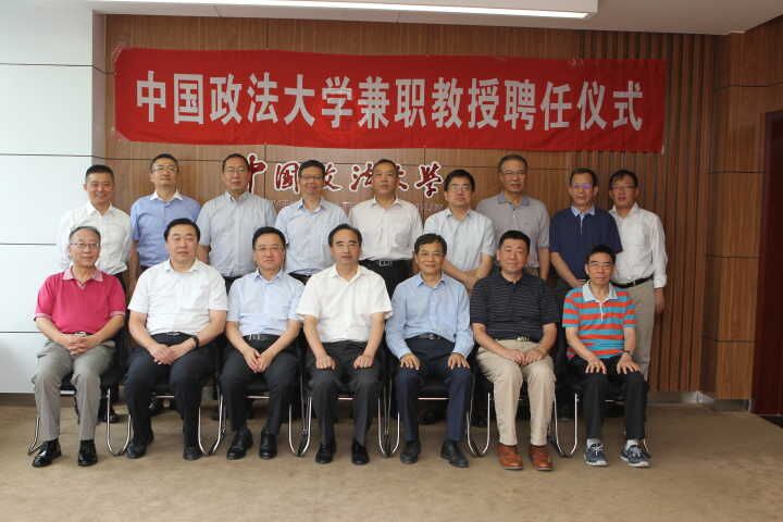 黄进校长为光明新闻传播学院十三位兼职教授颁发聘书 黄进校长为光明新闻传播学院十三位兼职教授颁发聘书
