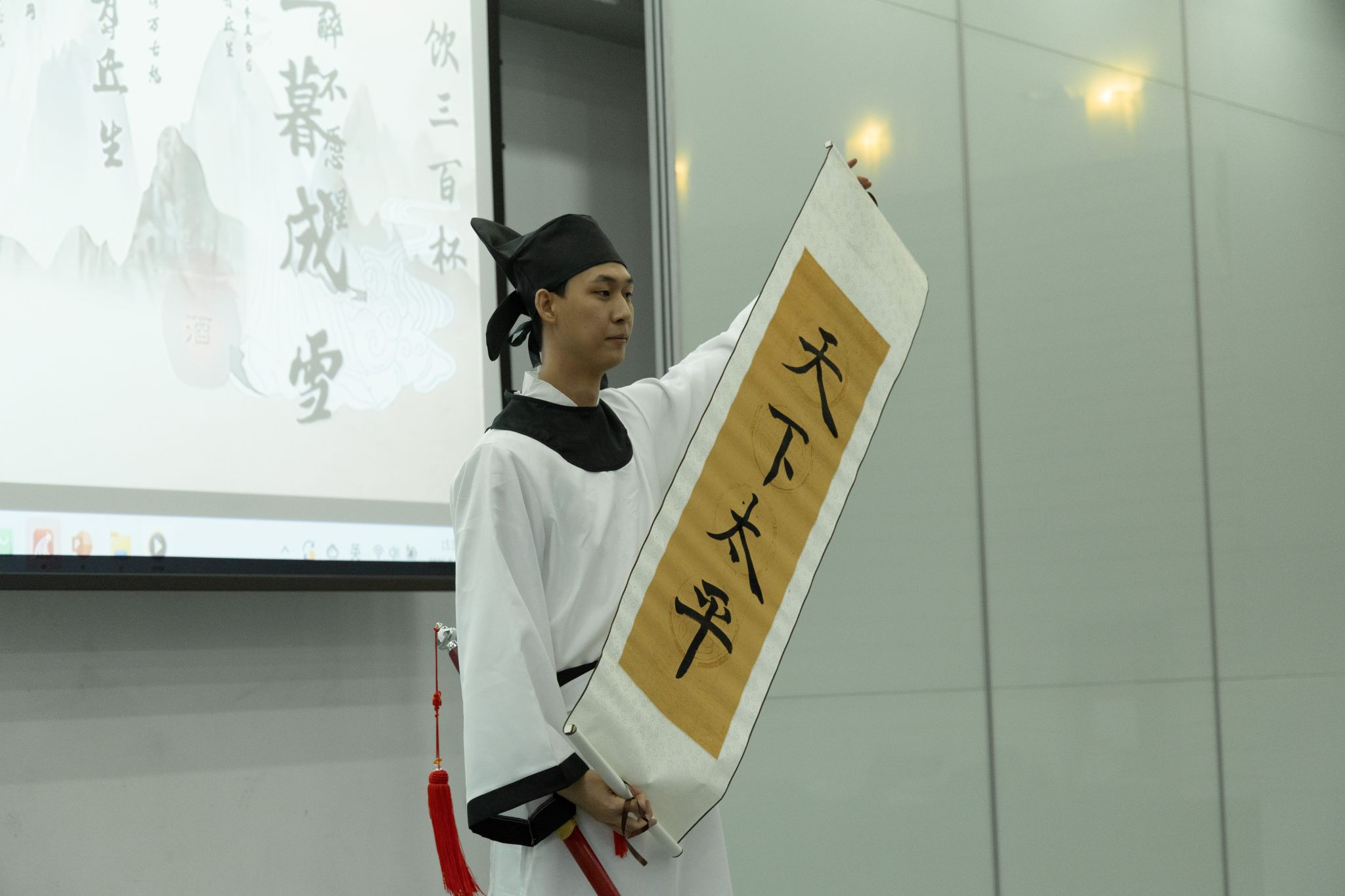 特等奖获得者赵成济(缅甸)现场写下的“天下太平”.jpg