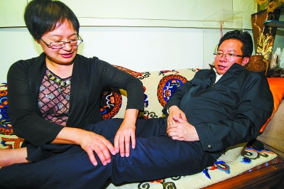 马新明的痛风顽疾难以根治,为了能帮他减轻痛苦,夫人会为他准备好药水泡脚,之后再帮他做些简单的按摩。
