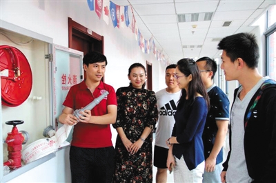 9月26日,中国政法大学研究生浦天龙(左一)讲解消防知识。 受访者供图 9月26日,中国政法大学研究生浦天龙(左一)讲解消防知识。 受访者供图