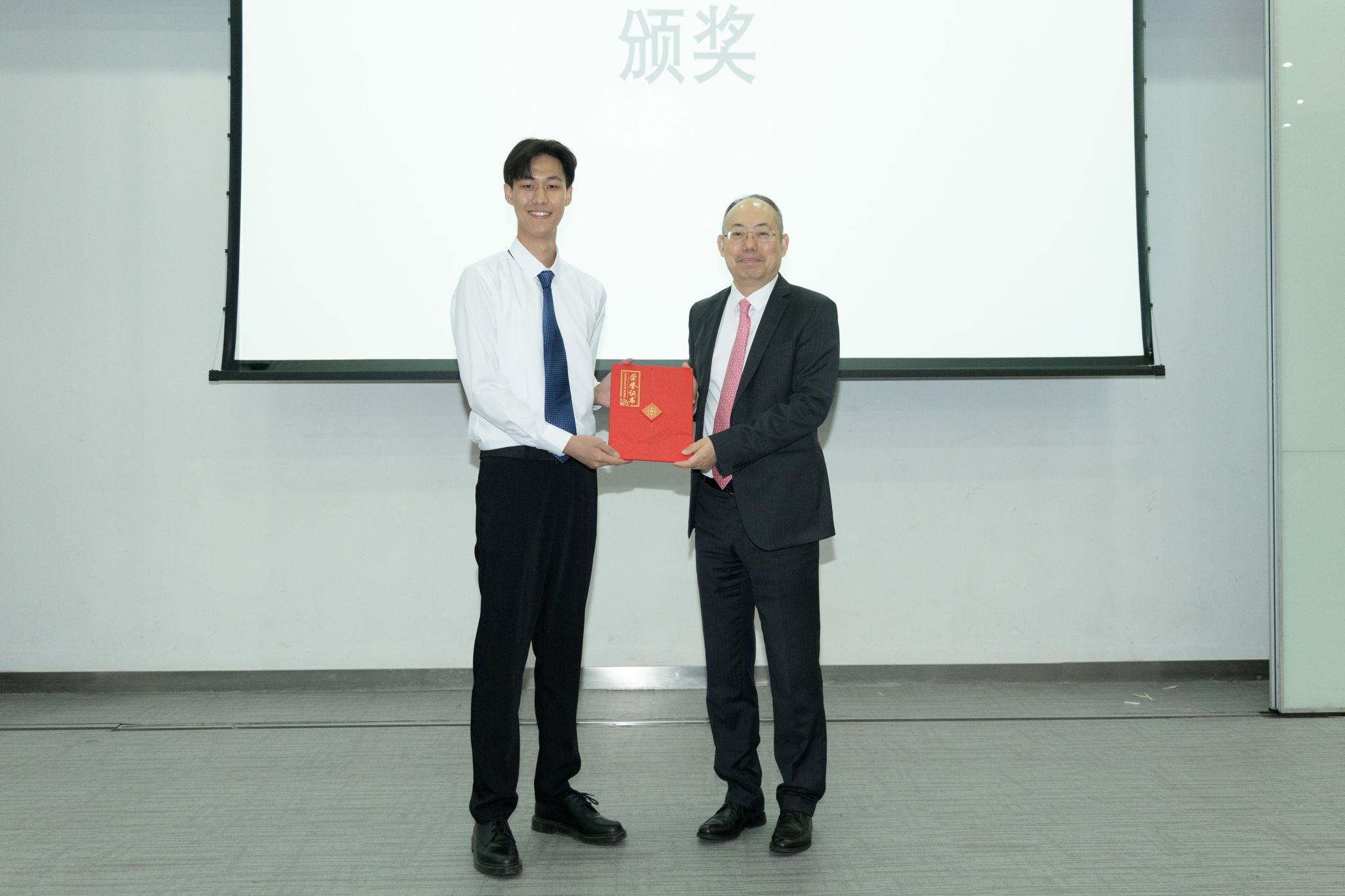 张伟院长为特等奖获得者赵成济(缅甸)颁发获奖证书.jpg