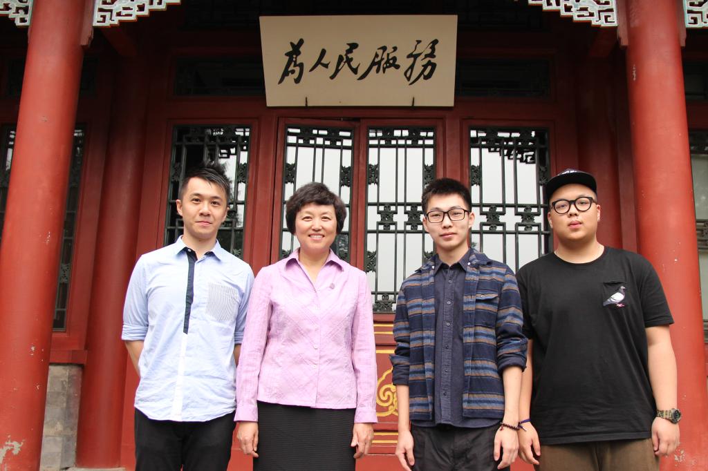 参加活动的法大师生与清华大学党委书记陈旭合照 参加活动的法大师生与清华大学党委书记陈旭合照