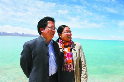 2011年,初来西藏时,马新明负责纳木错景区的旅游发展工作,夫妇二人在圣湖边留下了灿烂笑容。